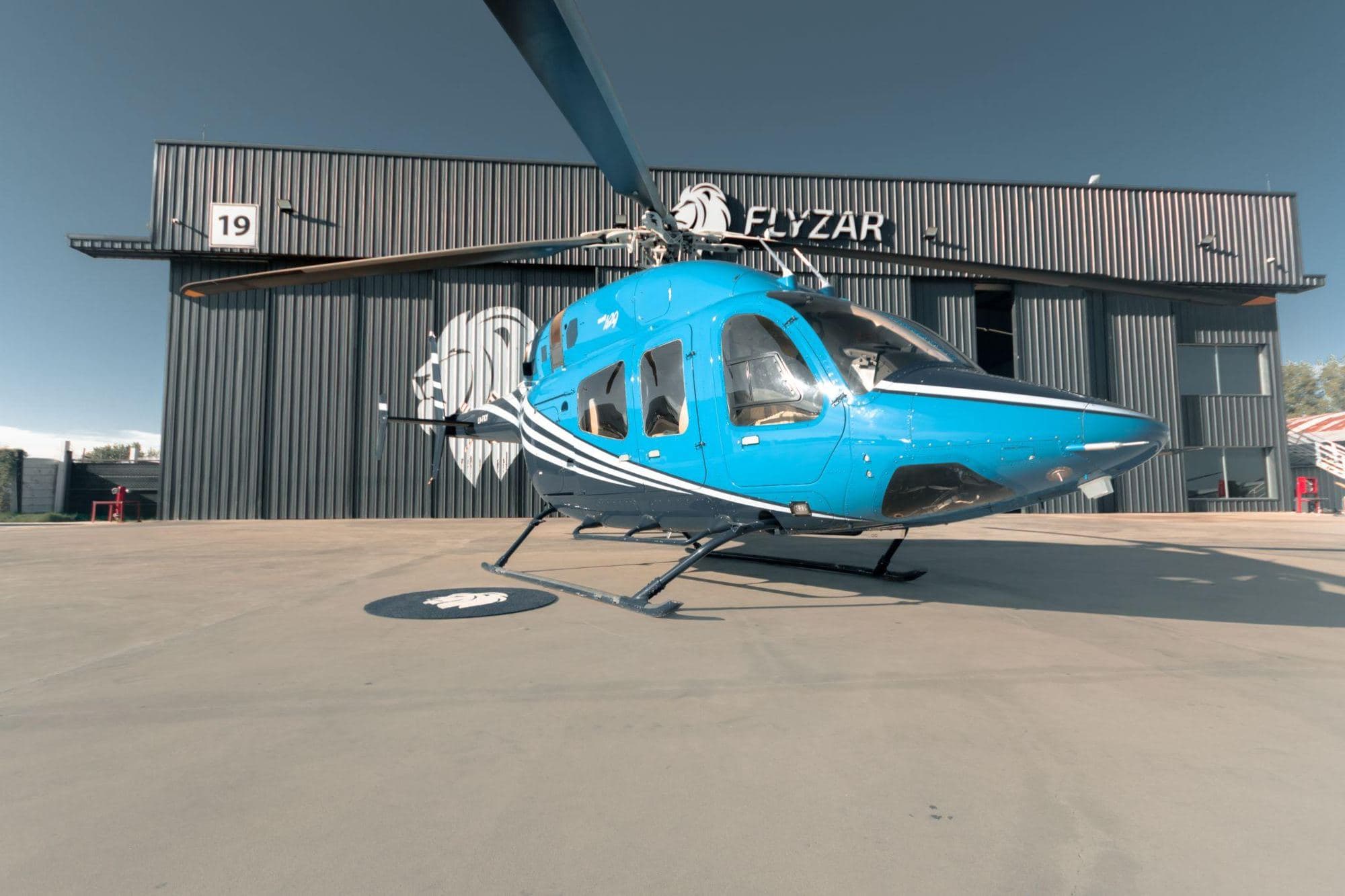 Helicóptero Bell 429 LV-FKY em frente ao hangar da Flyzar