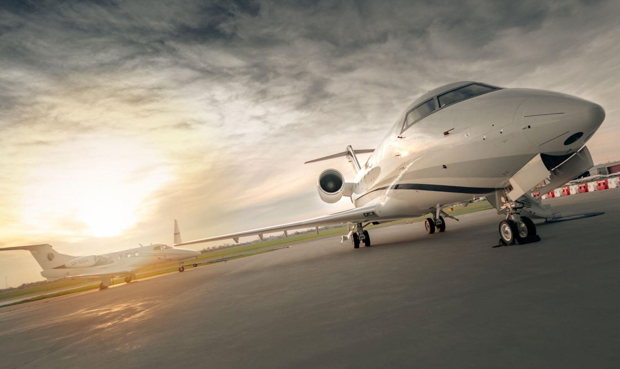 Challenger 605 LV-HQR sur le tarmac de San Fernando au coucher du soleil