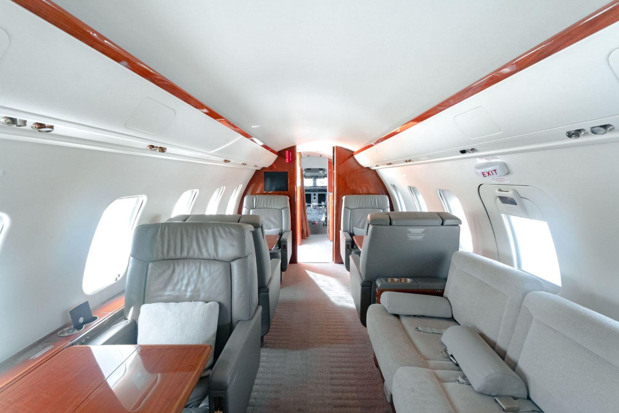 Challenger 605 LV-HQR · 3
