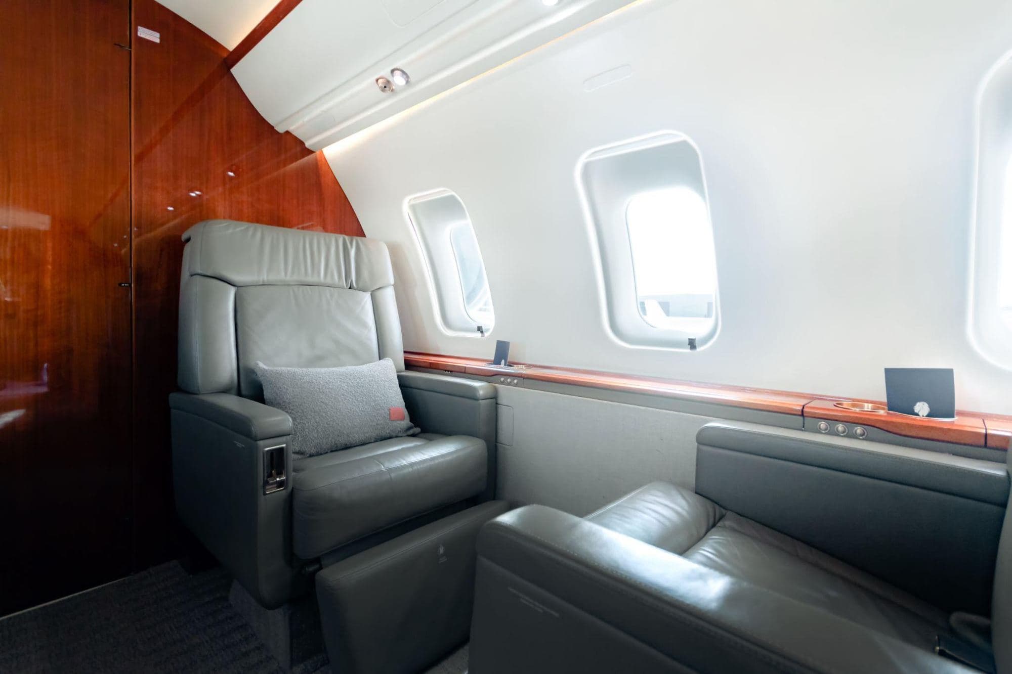 Challenger 605 LV-HQR · 4