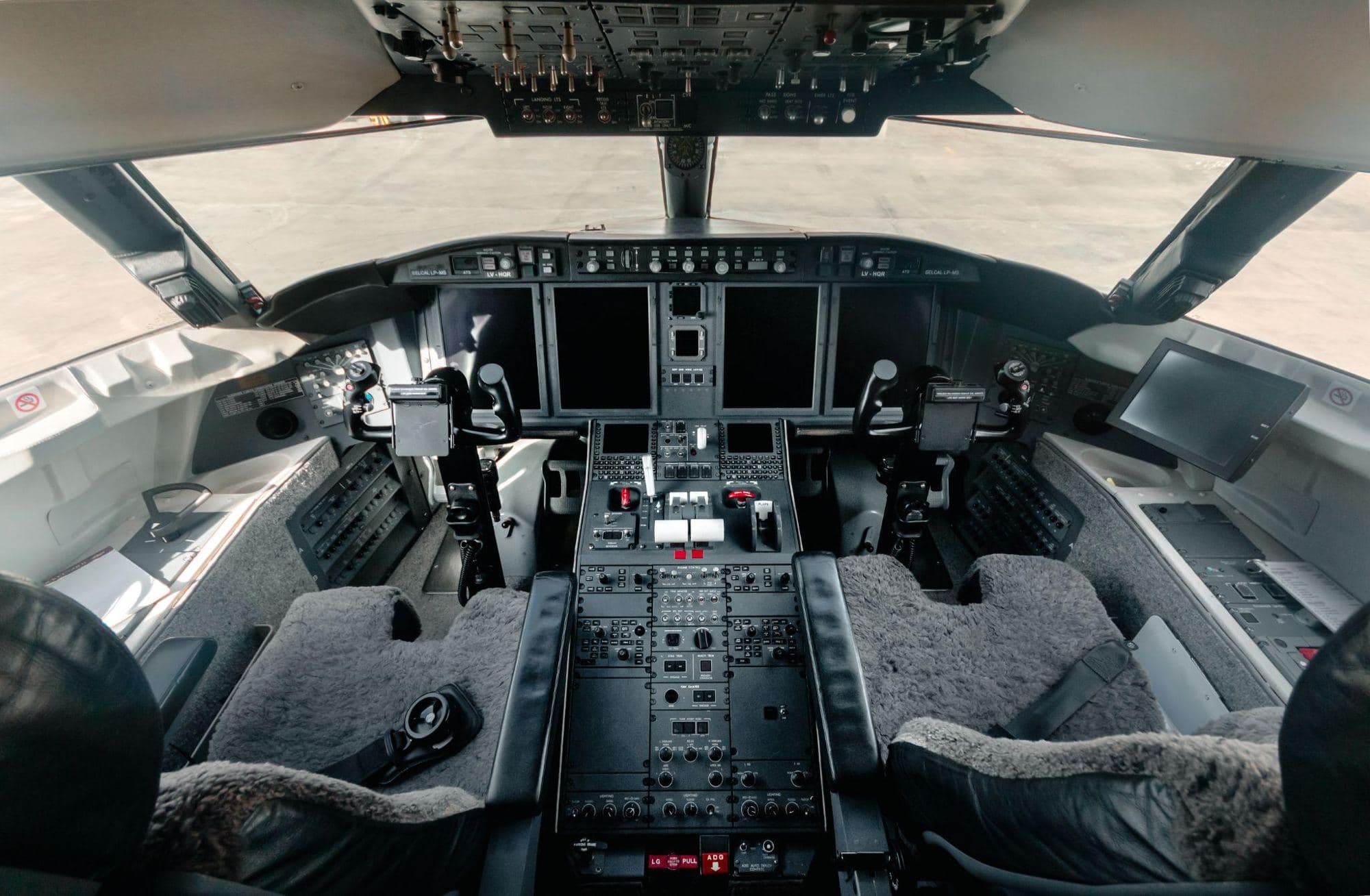 Challenger 605 LV-HQR · 8