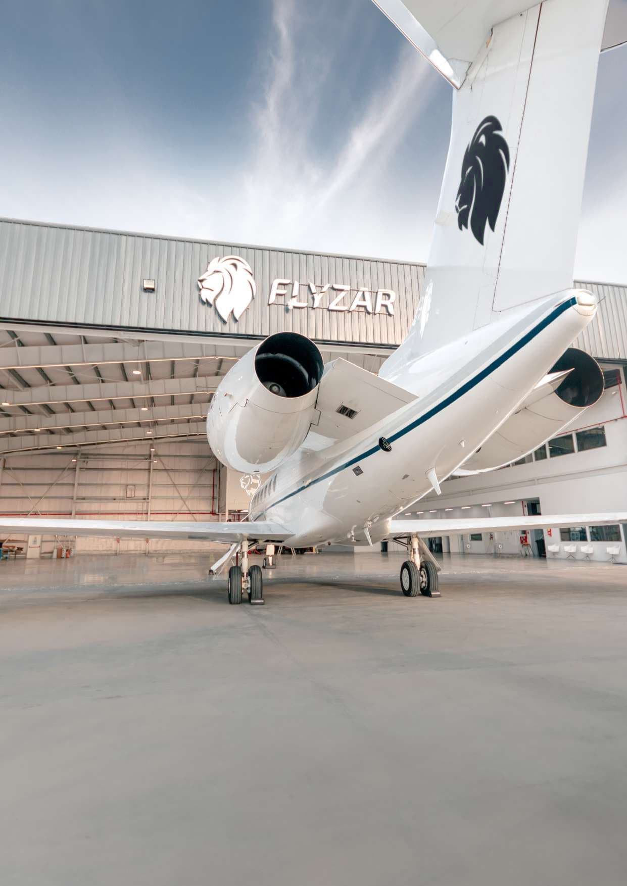 Gulfstream V LV-KLH frente al hangar de Flyzar