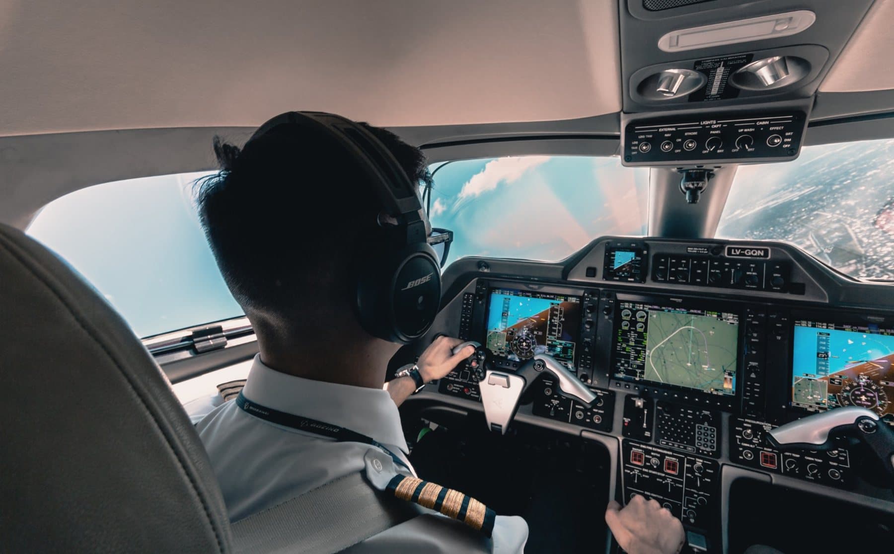 Piloto de Flyzar en la cabina del Phenom 100 LV-GQN