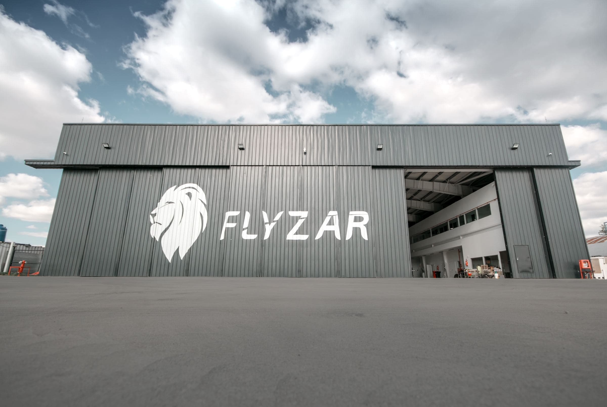 Hangar de Flyzar en el Aeropuerto Internacional de San Fernando