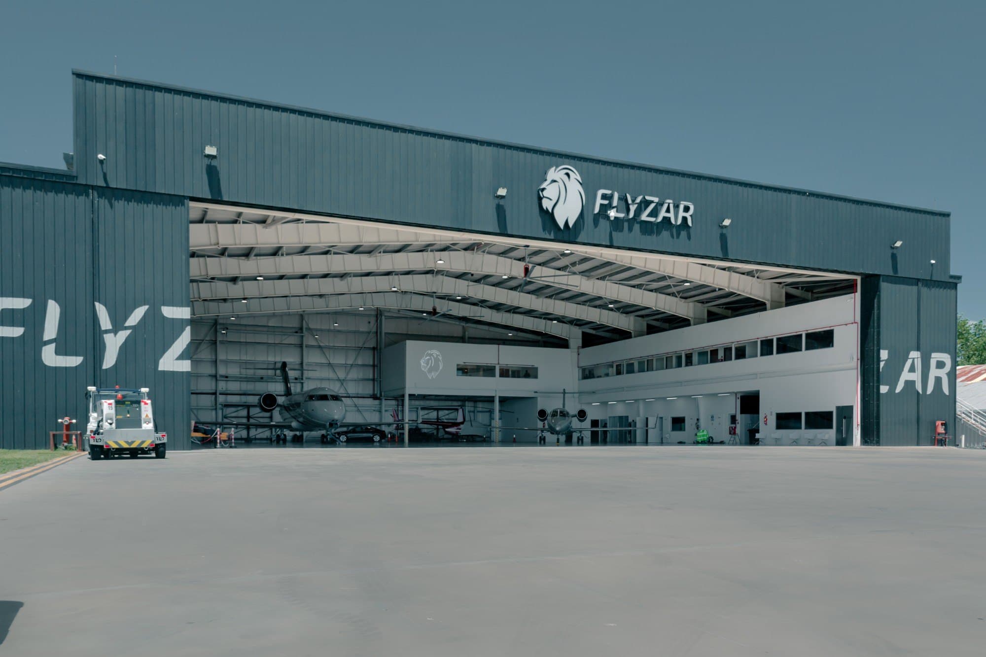 Hangar Flyzar en San Fernando
