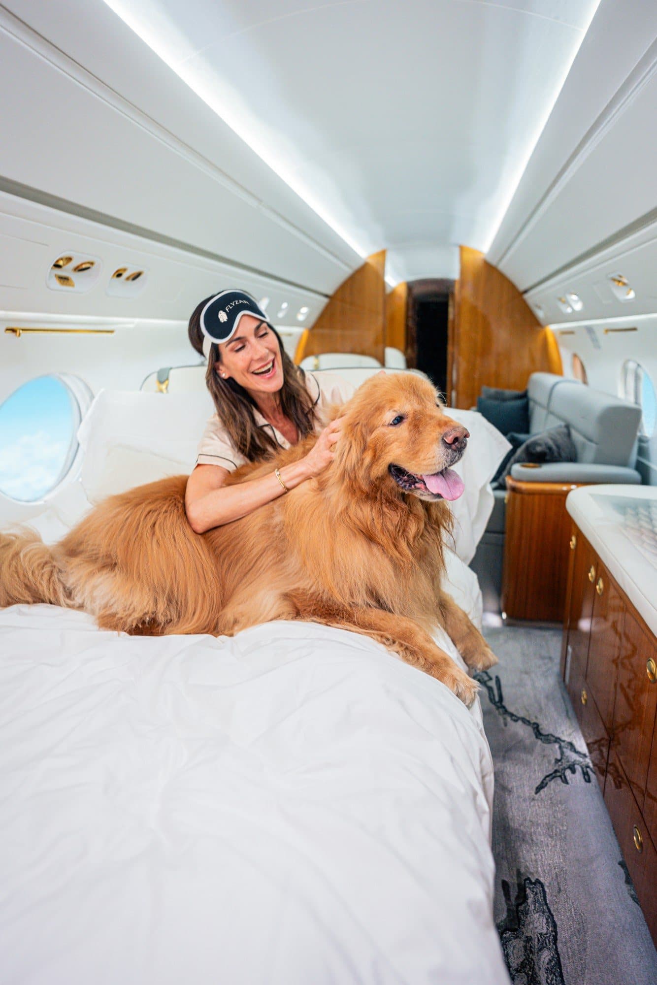 Pasajera con su perro en la cabina de un Gulfstream de Flyzar